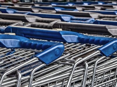 Comment les tapis professionnels peuvent-ils réduire les risques d’accidents dans la grande distribution ?