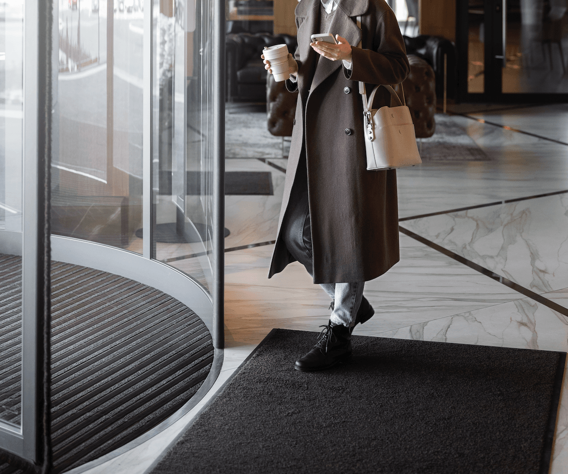 Pourquoi Installer des Tapis dans un Hall d’Accueil ? 🤔