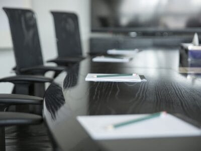 Quels tapis sont les plus adaptés pour une salle de réunion dans une entreprise ?