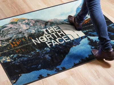 Tapis personnalisés pour franchises : Comment un tapis à logo renforce l’image de marque et l’expérience client ? 🌟🛍️