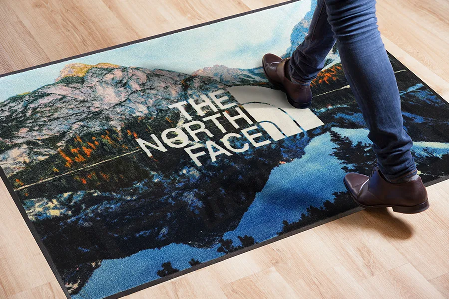 Tapis personnalisés pour franchises : Comment un tapis à logo renforce l’image de marque et l’expérience client ? 🌟🛍️