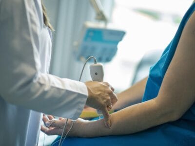 Tapis pour cliniques médicales : Comment choisir un modèle facile à entretenir et confortable ? 🏥