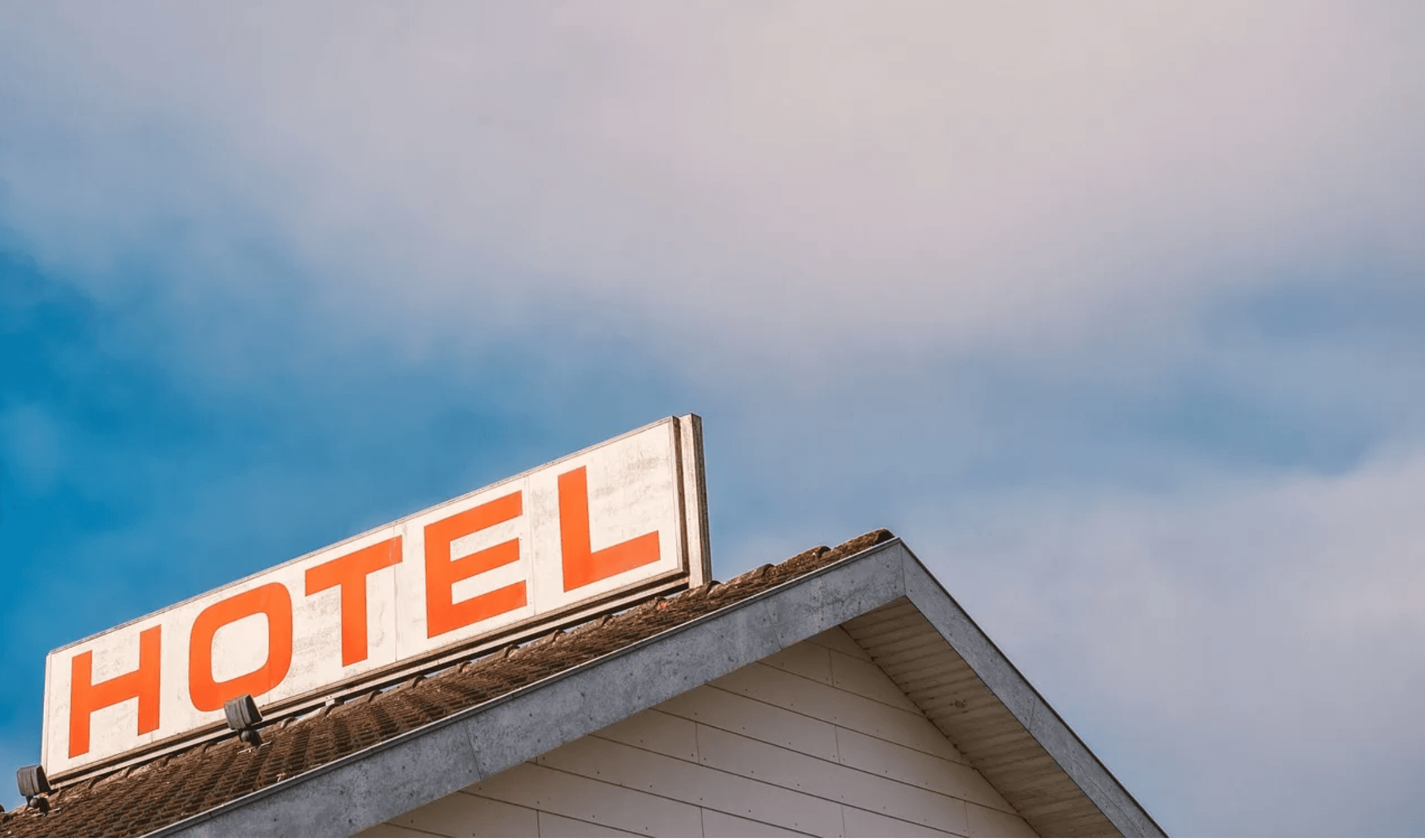 Comment choisir des tapis résistants à l’humidité et à l’usure pour les espaces extérieurs d’un hôtel ?