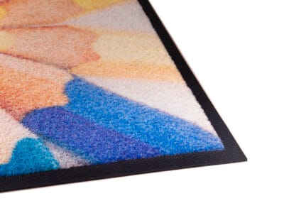 Les tapis personnalisés en fibre recyclée : pourquoi chaque entreprise devrait choisir l&rsquo;option durable pour ses bureaux ?