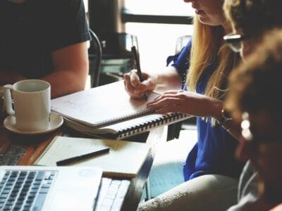 Tapis personnalisé pas cher pour entreprise : où acheter des tapis à prix abordable ? 🏢💡