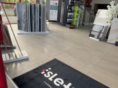 Comment savoir si un tapis va bien sous une porte ?