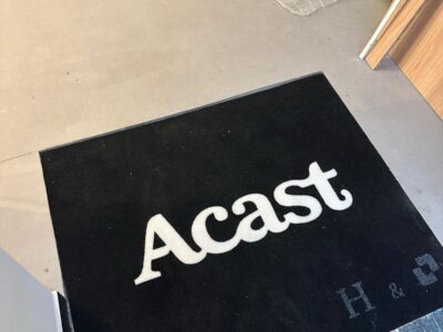 Comment gérer les tolérances entre le tapis et le rebord de l’encastrement pour éviter les plis ou bosses.