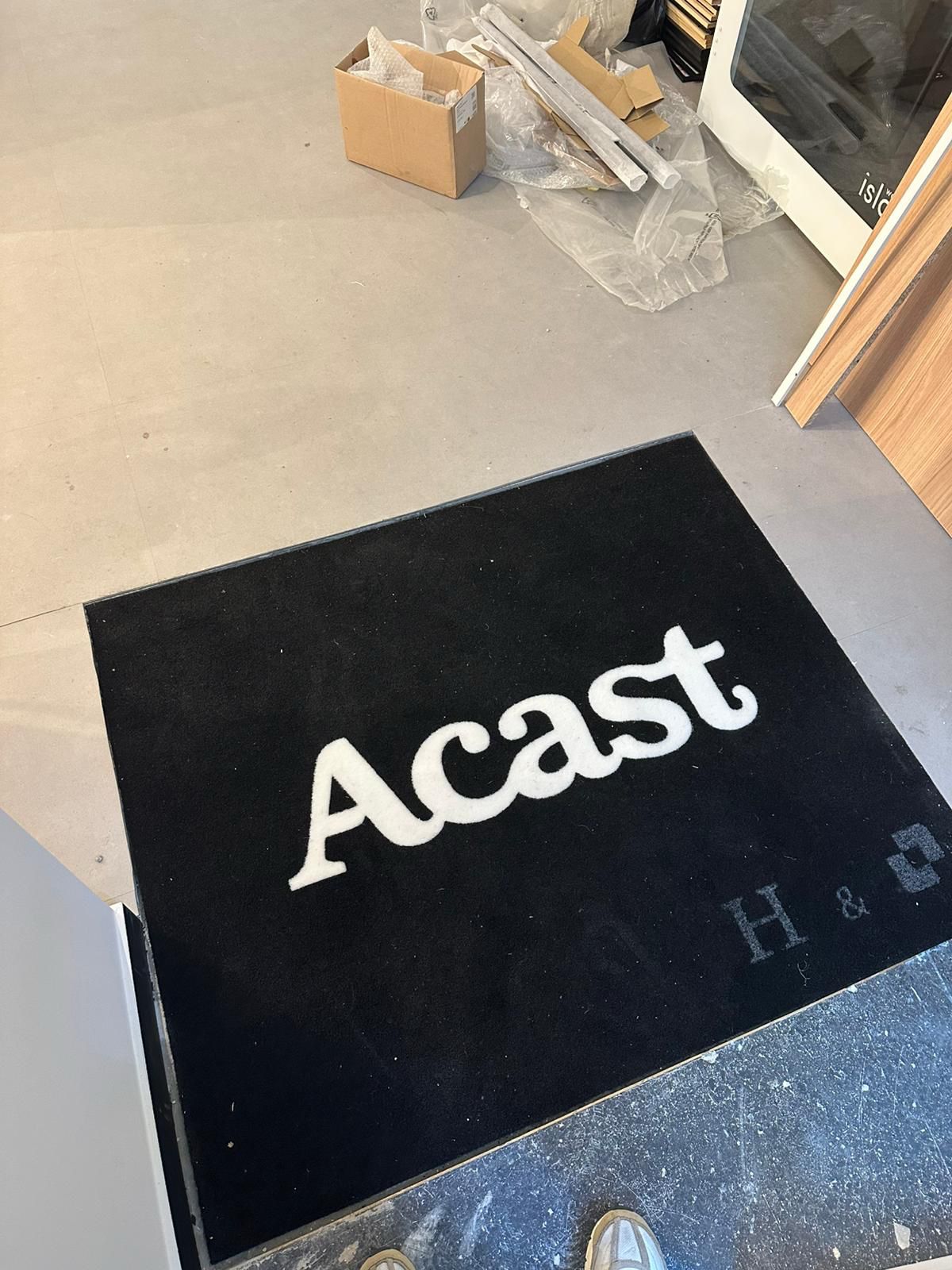 Comment gérer les tolérances entre le tapis et le rebord de l’encastrement pour éviter les plis ou bosses.