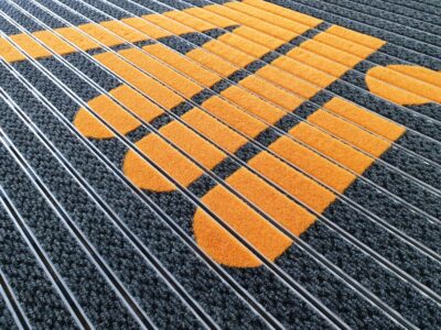 Comment savoir quand un tapis personnalisé est trop vieux ou abîmé pour être conservé ?
