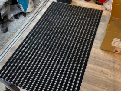 Comment installer un tapis en rail aluminium ?