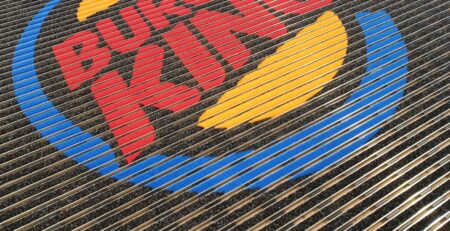 Qu’est-ce qu’un tapis en rail aluminium ? Définition, fonctionnement et avantages