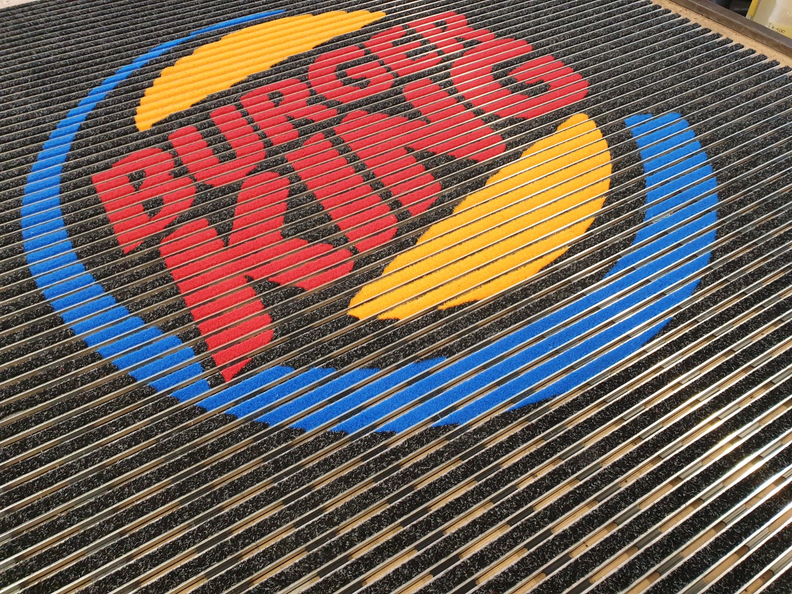 Qu’est-ce qu’un tapis en rail aluminium ? Définition, fonctionnement et avantages