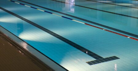 Tapis antidérapant piscine : avec ou sans drainage ?