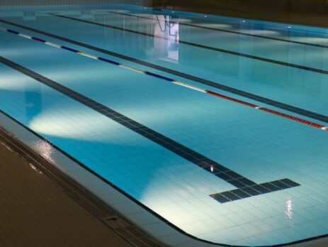 Tapis antidérapant piscine : avec ou sans drainage ?