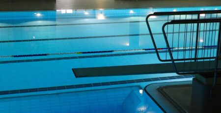 Qu’est-ce qu’un tapis antidérapant pour piscine et comment fonctionne-t-il ?