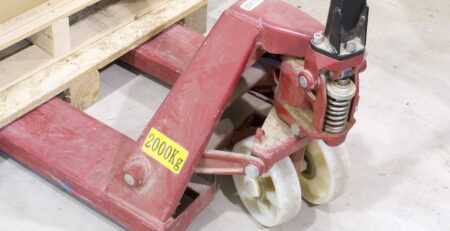 Tapis pour chariot élévateur encastré vs en surface : quel choix pour votre usine ?