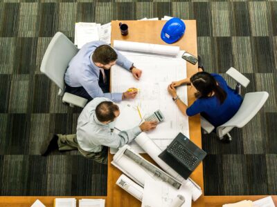 Comment organiser une zone d’entrée propre et sécurisée en entreprise.