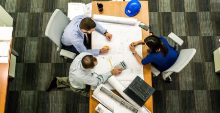 Comment organiser une zone d’entrée propre et sécurisée en entreprise.