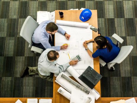 Comment organiser une zone d’entrée propre et sécurisée en entreprise.