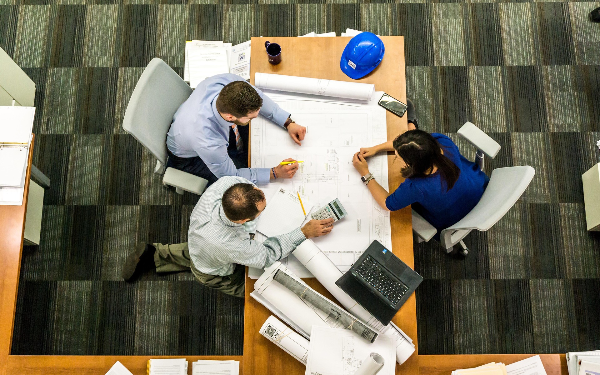 Comment organiser une zone d’entrée propre et sécurisée en entreprise.