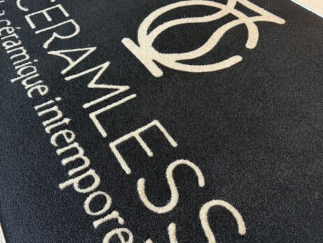Tapis logo : quelles couleurs choisir pour rester lisible dans le temps ?