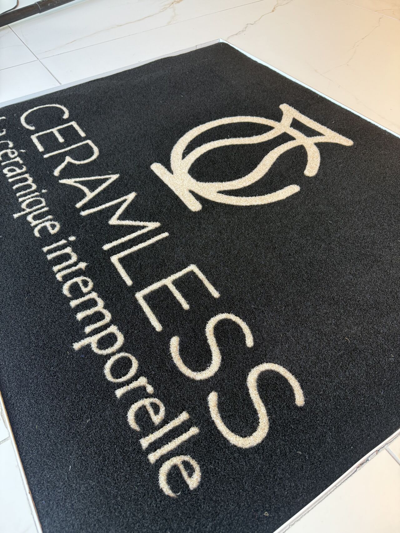 Tapis logo : quelles couleurs choisir pour rester lisible dans le temps ?