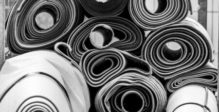 Comment enlever les plis d’un tapis roulé longtemps ?