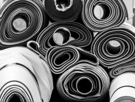 Comment enlever les plis d’un tapis roulé longtemps ?