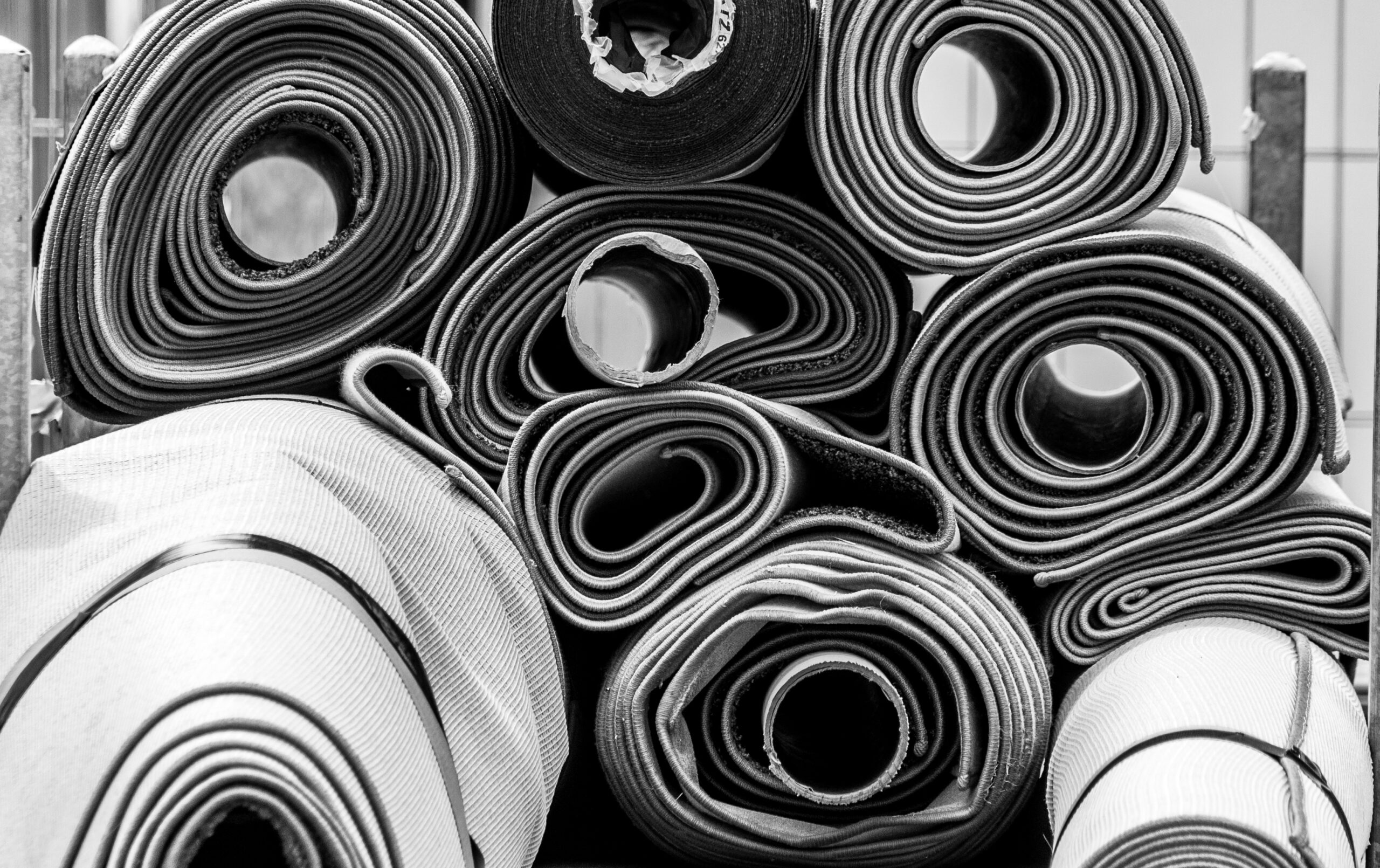 Comment enlever les plis d’un tapis roulé longtemps ?